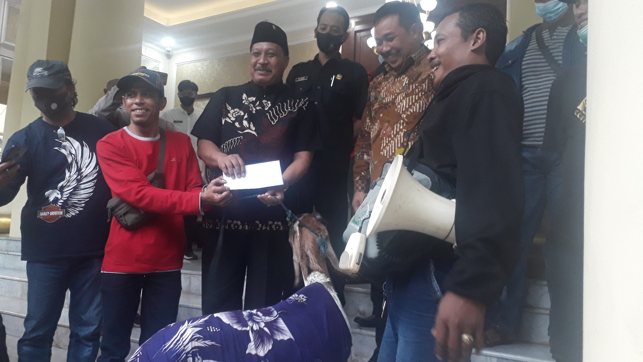 domba-ketua-dprd-kabupaten-gresik-moch-abdul-qodir-baju-batik-coklat.jpg