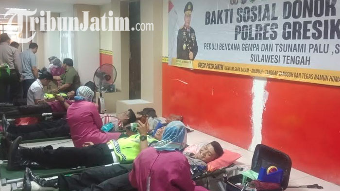 Peduli Korban Gempa dan Tsunami Sulteng, Ratusan Anggota Polres Gresik Donorkan Darahnya