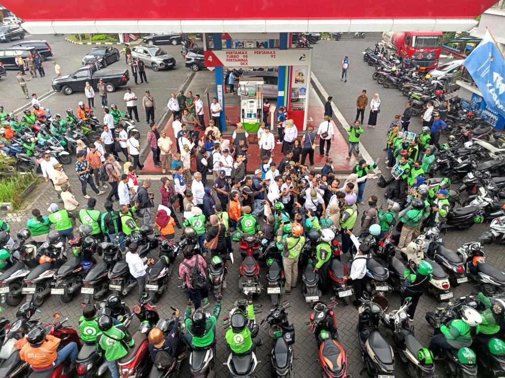 driver-ojol-di-malang-antre-bbm-gratis.jpg