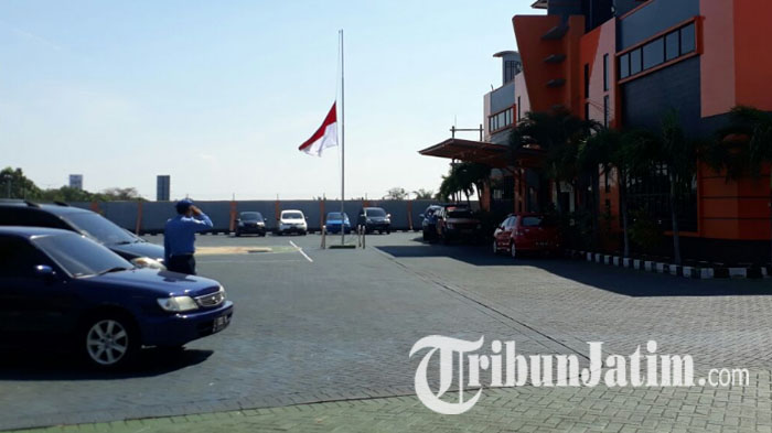 dua-orang-petugas-basarnas-jatim-melakukan-hormat-ke-bendera-setengah-tiang_20170703_130710.jpg