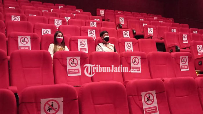dua-penonton-di-studio-3-movimax-dinoyo-mall-saat-hari-pertama-dibukanya-bioskop.jpg