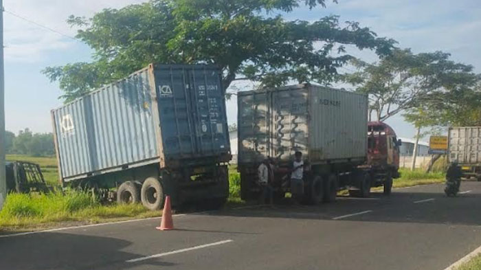 dua-truk-trailer-terlibat-kecelakaan-lalu-lintas-di-akses-jembatan-suramadu.jpg