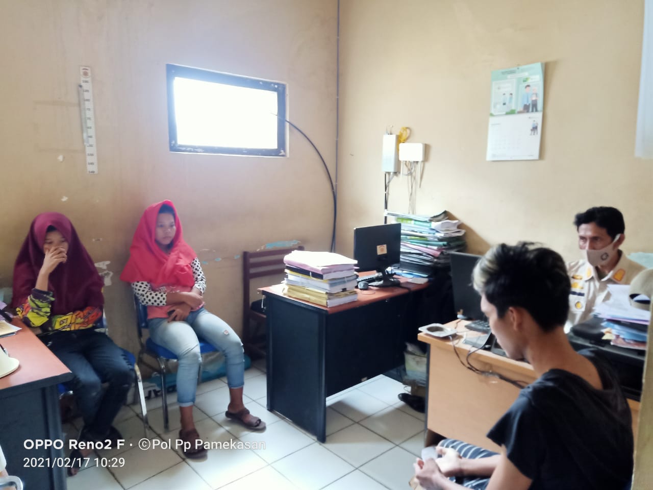 Dua Wanita dan 1 Pria Diangkut Satpol PP Pamekasan, Ketahuan Bertiga Sekamar Kos, Ngaku Temu Kangen