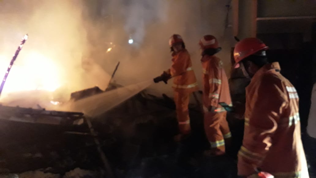 dua-warung-di-gresik-ludes-terbakar.jpg