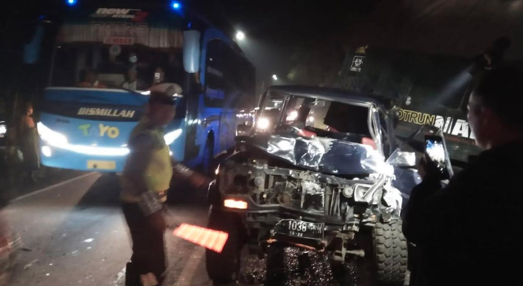 Rem Blong, Truk Tronton Sebabkan Kecelakaan Beruntun di Lumajang, 2 Mobil dan 1 Truk Masuk ke Jurang