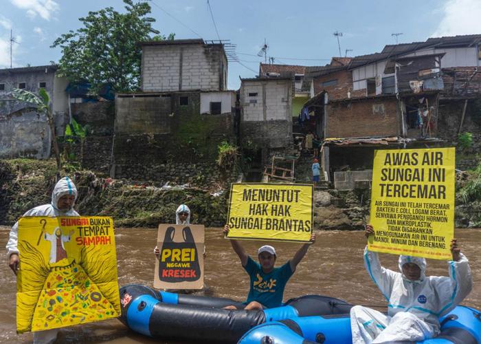 ecoton-gelar-aksi-lingkungan-di-Sungai-Brantas-Kelurahan-Polehan-malang.jpg