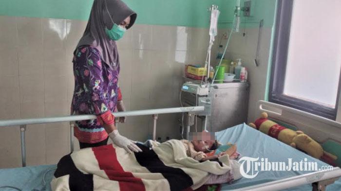 enaga-Kesehatan-RSUD-Caruban-Kabupaten-Madiun-merawat-salah-satu-pasien-diare.jpg
