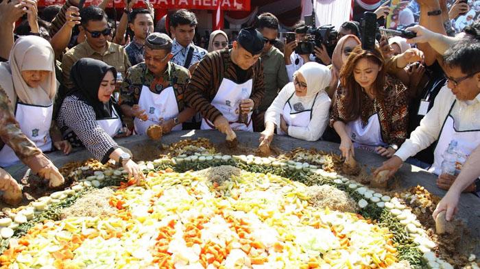 eri-cahyadi-dan-Laila-Mufidah-memeriahkan-Festival-Rujak-Uleg-di-Balai-Kota-Surabaya.jpg
