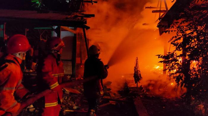 ersonel-Dindamkarmat-Bojonegoro-saat-memadamkan-kebakaran-rumah.jpg