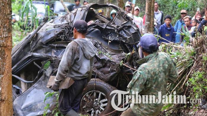 evakuasi-Toyota-Fortuner-yang-jatuh-di-jurang-kawasan-hutan-Bromo-malang1.jpg