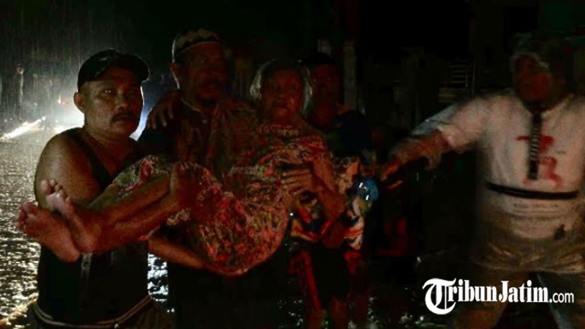 Warga Terjebak Banjir Satu Meter Lebih di Lumajang Dievakuasi, Lansia dan Anak-anak Prioritas