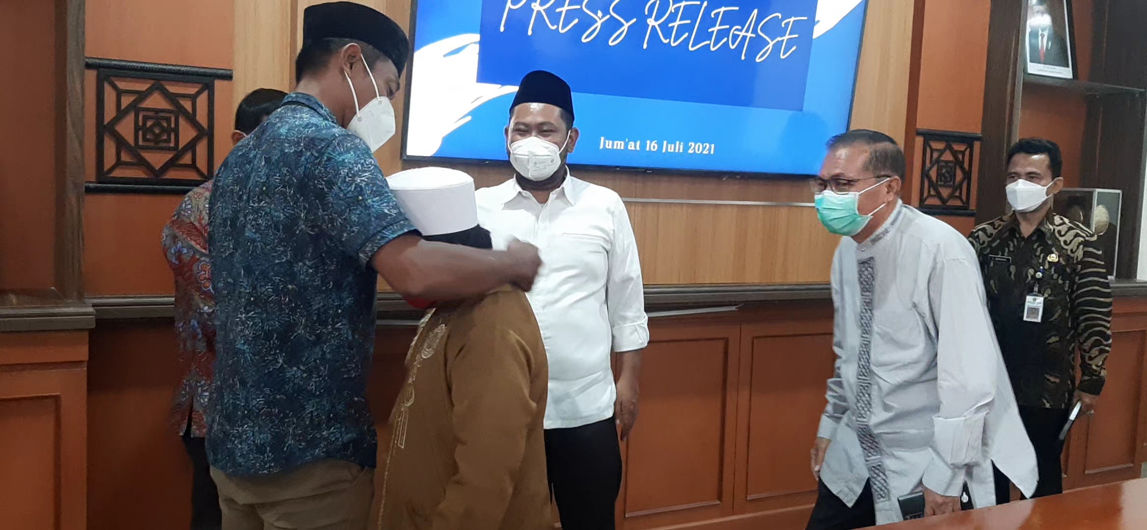Kedua Orang Tua Meninggal karena Covid-19, Bupati Gresik Jamin Pendidikan Bocah 11 Tahun hingga S1