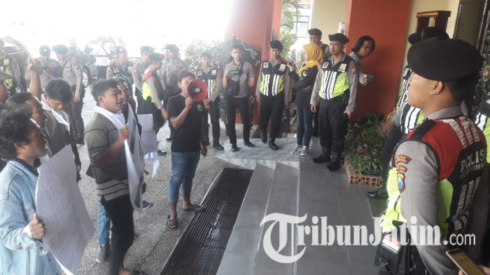 Mahasiswa Unjuk Rasa di Kantor Satpol PP Sumenep, Tuntut Blokir Tambak Udang Ilegal