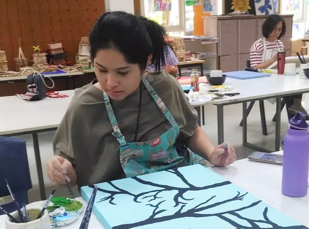 Potret Annisa Pohan Ala ‘Emak-emak’, Joget Pakai Daster Sambil Cuci Piring, Reaksi AHY Ikut Terekam