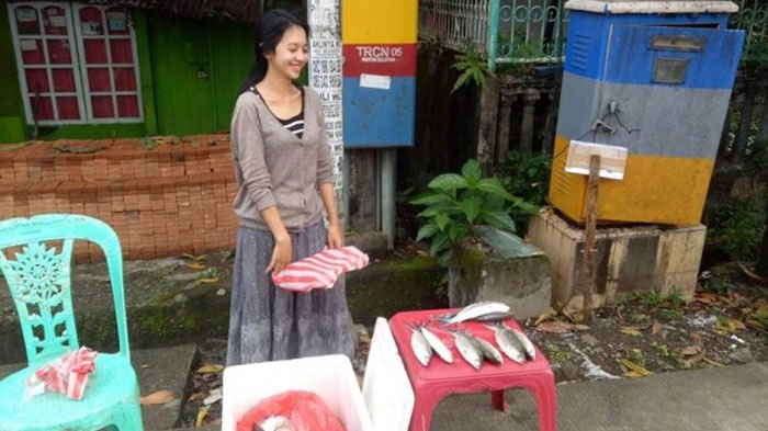 Foto Gadis Penjual Ikan Bolu Ini Viral di Facebook, Netizen Jadi Mau Datang Beli Ikan ke Mbaknya