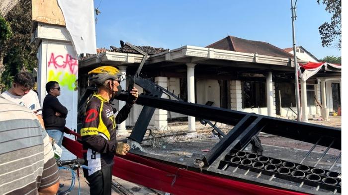 gedung-grahadi-surabaya-usai-dibakar-massa-jadi-tontonan-warga.jpg