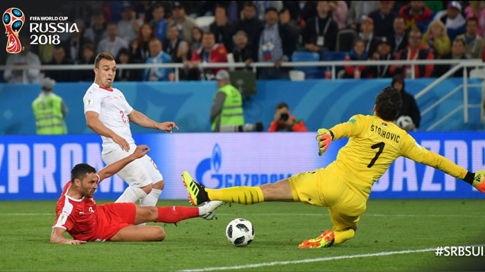 gelandang-swiss-granit-xhaka-mencetak-golnya-ke-gawang-serbia_20180623_092250.jpg