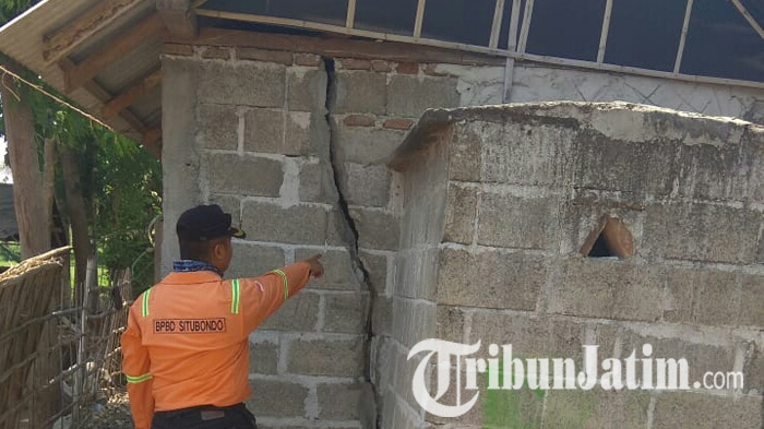 gempa-di-situbondo-musala-retak_20181011_142303.jpg