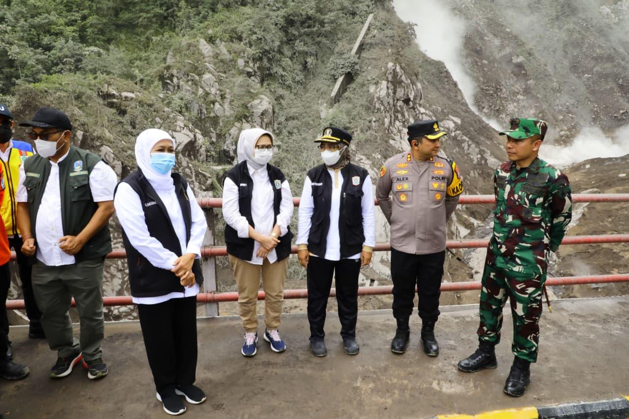 gubernur-jatim-khofifah-tinjau-lumajang-pasca-erupsi.jpg