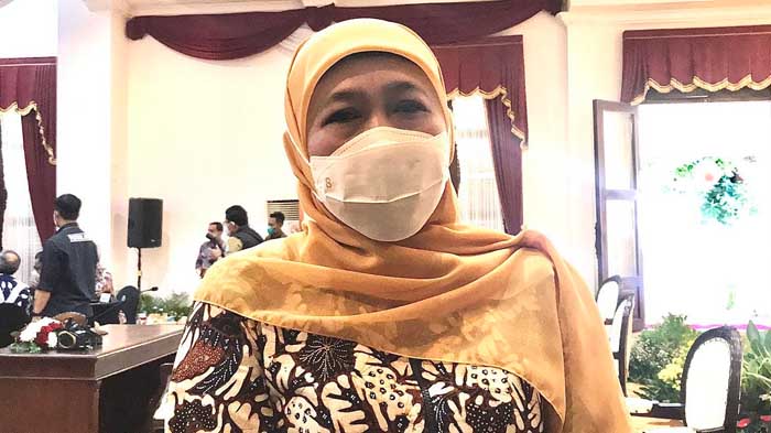 gubernur-jawa-timur-khofifah-indar-parawansa-di-hari-batik-nasional.jpg