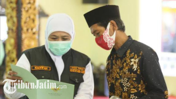 gubernur-jawa-timur-khofifah-indar-parawansa-saat-menyalurkan-bantuan-pemprov-jatim.jpg