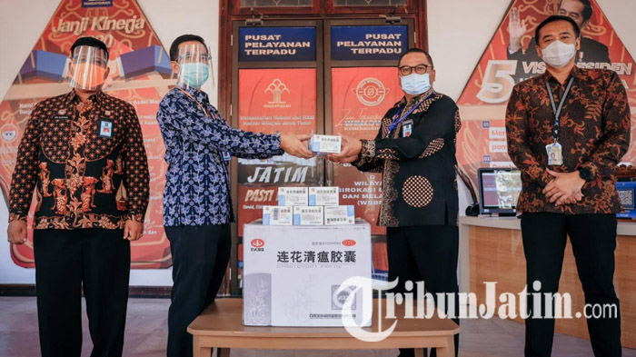 gubernur-jawa-timur-memberikan-bantuan-220-kotak-obat-herbal-pada-kanwil-kemenkumham-jatim.jpg