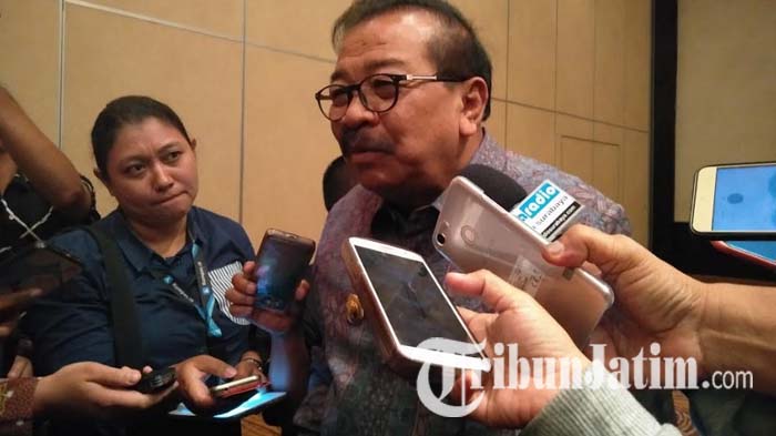 gubernur-jawa-timur-soekarwo-usai-konferensi-pers_20180419_232940.jpg