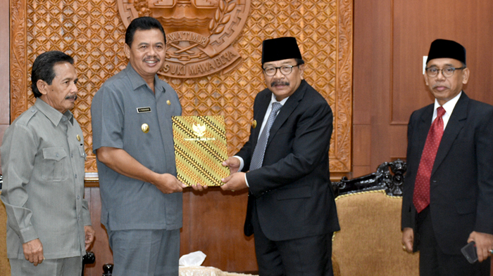 gubernur-soekarwo-tunjuk-plt-bupati-mojokerto_20180502_190840.jpg