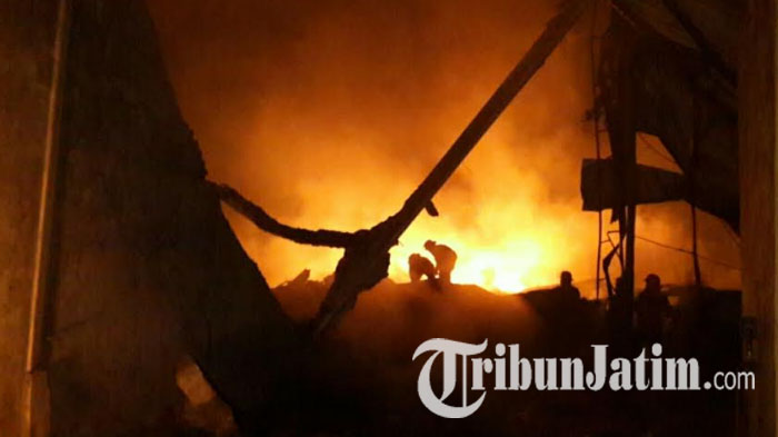 Tiga Gudang Biji Plastik di Sidoarjo Ludes Terbakar dan Rata Dengan Tanah