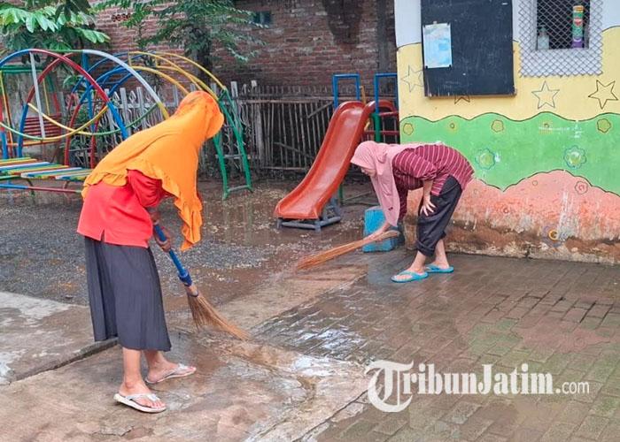 guru-Sekolah-Dharma-Wanita-Manyaran-1-Kediri-melakukan-bersih-bersih-sekolah-setelah-banjir.jpg
