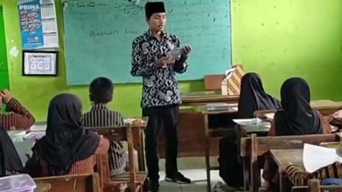 guru-honorer-Mohamad-Anang-Arianto-mengajar-pakai-sepatu-jebol.jpg