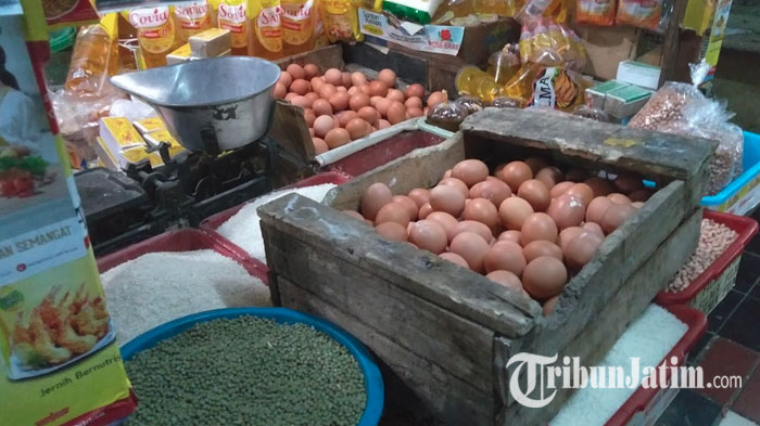 harga-telur-di-pasar-wonokromo-surabaya-mengalami-kenaikan_20180508_101241.jpg