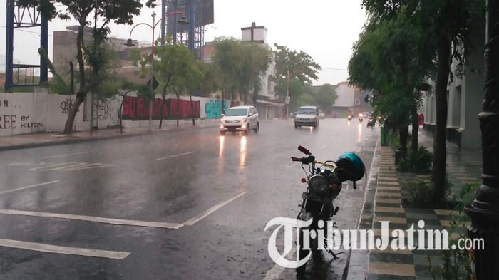 hujan-deras-disertai-angin-terjadi-di-jalan-tunjungan-surabaya_20171124_130548.jpg