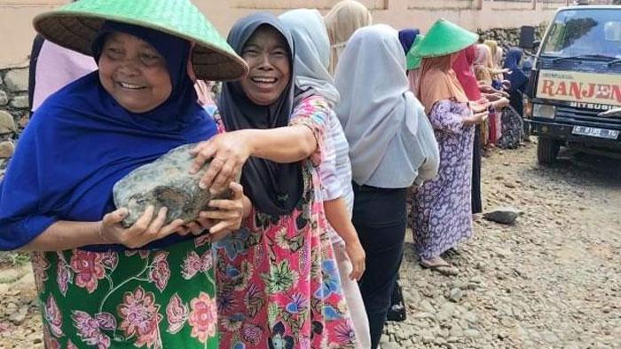 Ibu-ibu Rela Jual Bebek Demi Perbaiki Jalan Rusak yang Belasan Tahun Tak Diperbaiki Pemerintah