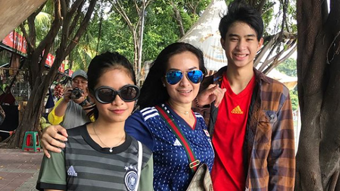 Liburan Bareng Keluarga, Foto Iis Dahlia Dikritik Tak Ingat Umur hingga Baju Anak Disebut Mirip TKW