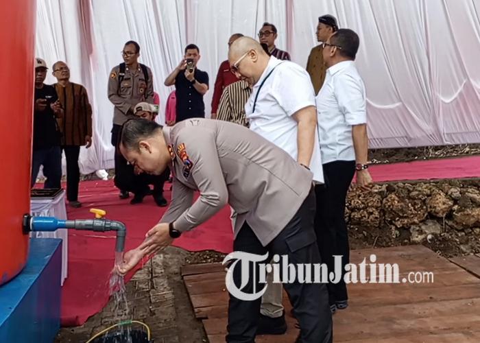 ilusrasi-air-bersih-Kapolres-Tulungagung-AKBP-Muhammad-Taat-Resdi-mencoba-air.jpg