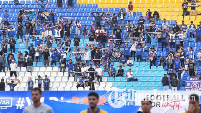 ilustrasi-Aremania-memberikan-dukungan-saat-laga-Arema-FC-vs-Persik-Kediri-di-stasion-kanjuruhan.jpg