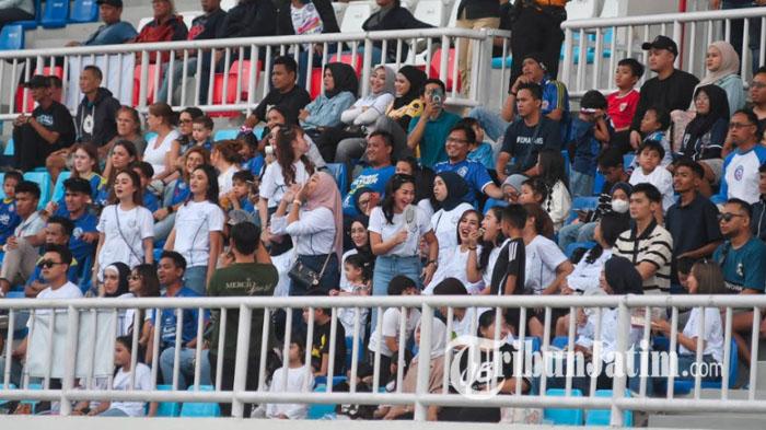 ilustrasi-Aremania-supoter-Arema-FC-memberikan-dukungan-saat-Arema-FC-melawan-Borneo-FC.jpg