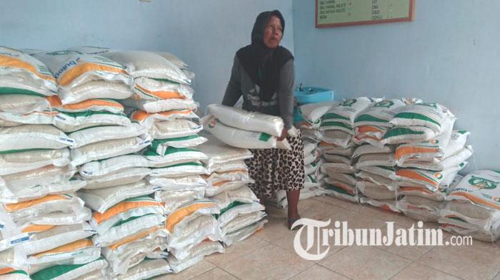 ilustrasi-BERAS-Warga-Desa-Srikaton-Tulungagung-mengambil-beras-bantuan-pangan-di-gudang-kantor-desa.jpg
