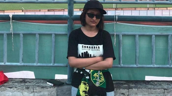 ilustrasi-Bonita-Adista-saat-memberi-dukungan-langsung-pada-Persebaya-Surabaya.jpg
