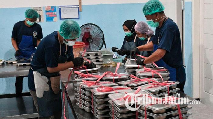 ilustrasi-MBG-ilustrasi-sppg-Petugas-di-SPPG-mempersiapkan-makanan-sebelum-dikirim-ke-sekolah-malang.jpg
