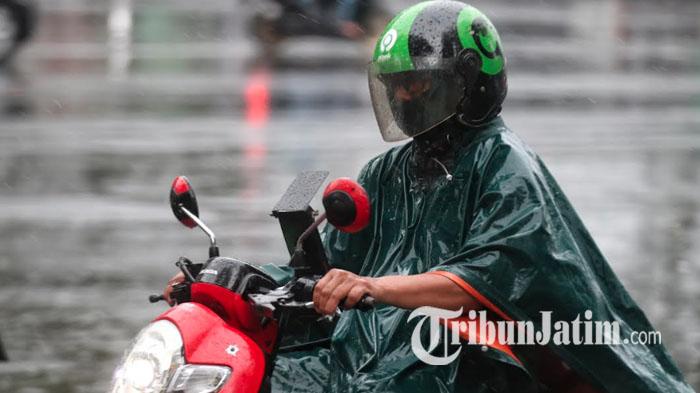 ilustrasi-OJOL-Pengemudi-ojek-online-berkendara-di-tengah-hujan-di-malang.jpg
