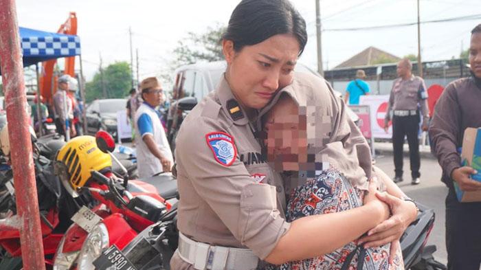 Polwan Polresta Sidoarjo Dikerahkan Dampingi Keluarga Korban di Ponpes Al Khoziny Sidoarjo
