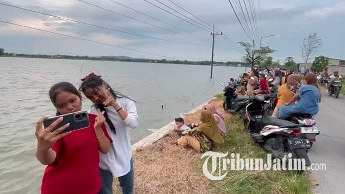 ilustrasi-SAWAH-BANJIR-hamparan-sawah-di-jombang-terendam-air-berubah-menjadi-titik-keramaian-warga.jpg
