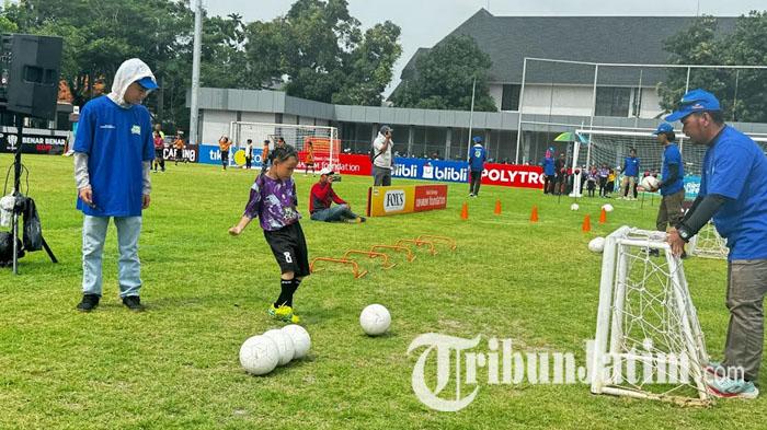 ilustrasi-SEPAK-BOLA-PUTRI-MilkLife-Soccer-Challenge-Surabaya-2025.jpg