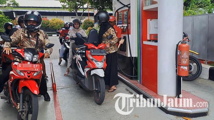 ilustrasi-SPBU-Warga-Tuban-mengantre-mengisi-bahan-bakar-di-SPBU-Sleko-Tuban.jpg