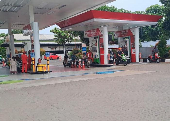 ilustrasi-SPBU-Warga-mengantre-mengisi-bahan-bakar-di-SPBU-Sleko-Tuban.jpg