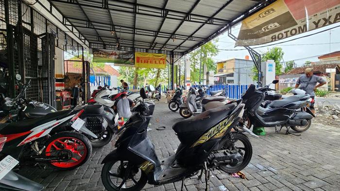 ilustrasi-bengkel-motor-di-Bojonegoro-ramai-didatangi-warga-ilustrasi-servis-motor.jpg