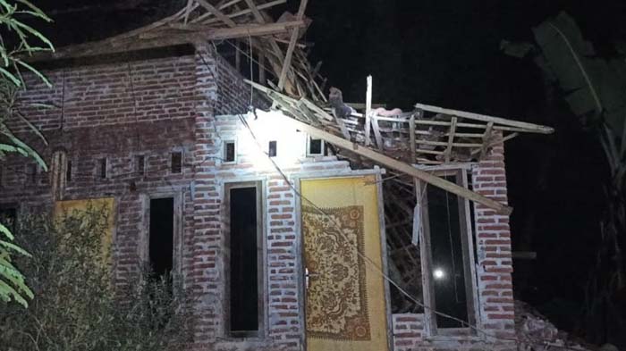 ilustrasi-gempa-di-blitar-mengakibatkan-rumah-warga-di-lumajang-rusak1.jpg