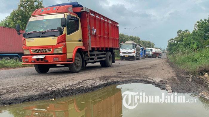 ilustrasi-jalan-rusak-di-tuban-lubang-besar-yang-tergenang-air-di-Jalan-Ring-Road-Tuban.jpg